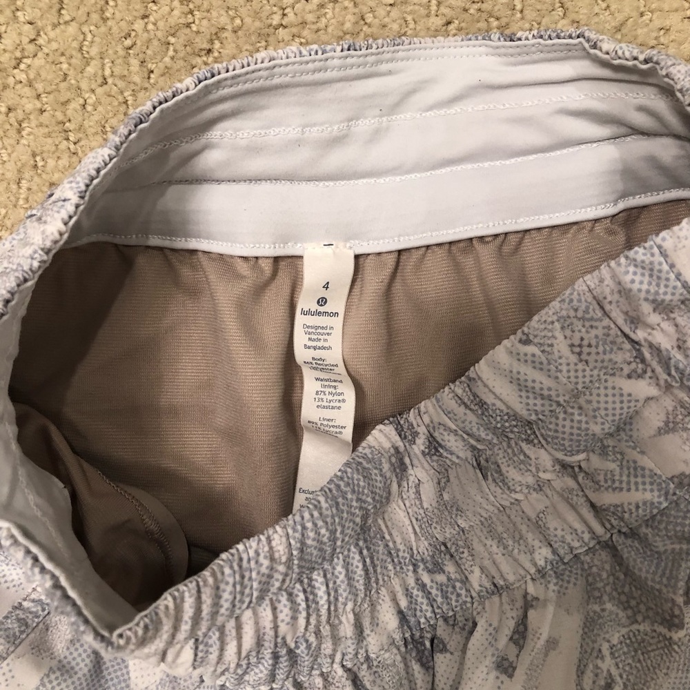 Lululemon tracker shorts sz 4 EUC jasmine white - Picture 6 of 6